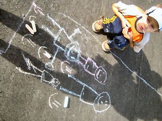 Lapset koristelivat Nissilänpihan uuden asvaltin.