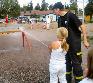 Palokunnan vesiruisku oli ahkerassa käytössä.