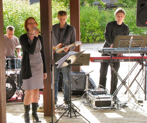 Herätysjuhlien pääesiintyjänä oli helsinkiläinen tanssiorkesteri The 6 Elements.