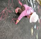 Lapset koristelivat Jussilanpihan uuden asvaltin katuliituilla.