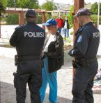 Poliisipartio saapui paikalle kutsuttuna.